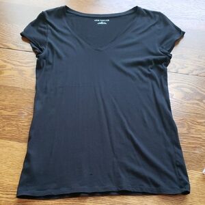 Ann Taylor Women's Black V-Neck Tee Size: M